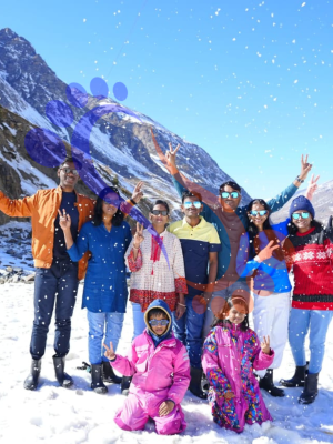 Plan my vacation customer review, customer enjoying snowfall in manali