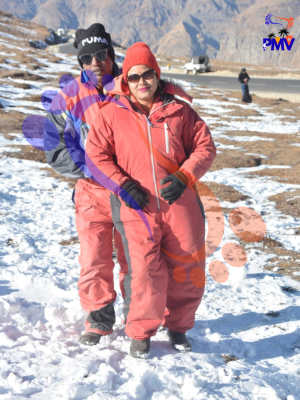 Plan my vacation customer review, customer enjoying snowfall in manali