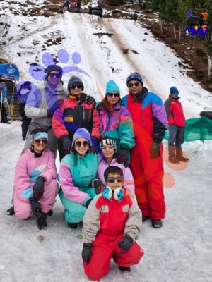 Plan my vacation customer review, customer enjoying snowfall in manali