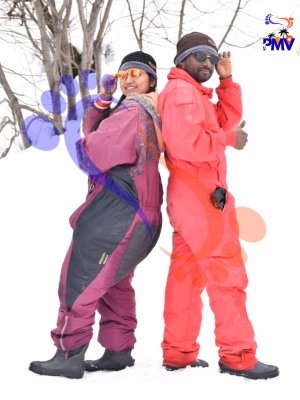 Plan my vacation customer review, customer enjoying snowfall in manali